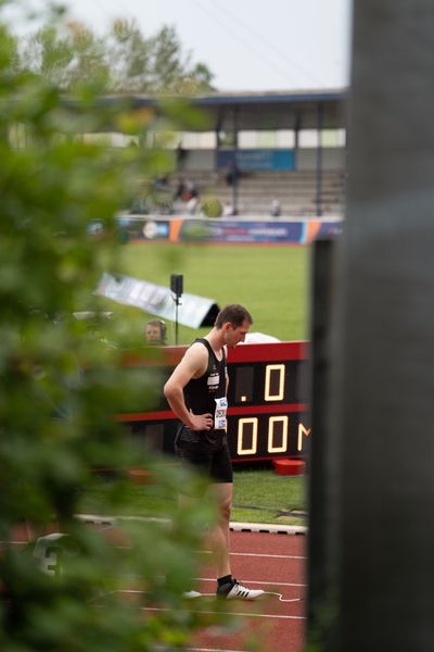 Luca Dieckmann (SSV Ulm 1846) vor dem 400m Start am 07.05.2022 beim Stadtwerke Ratingen Mehrkampf-Meeting 2022 in Ratingen